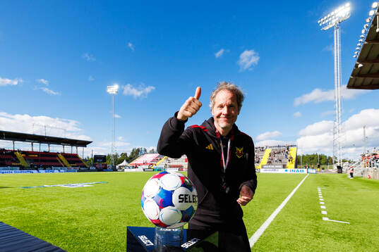Lars Oscarsson lämnar över matchbollen infö