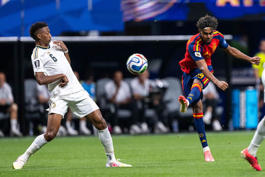 Nasser Aldawsari of Saudi Arabia and Lamine Yamal of Spain