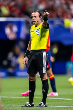 Referee Raphael Claus