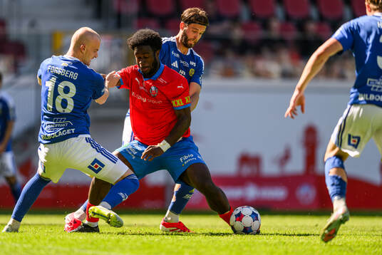 Helsingborgs Kevin Nyarko och GIF Sundsvalls Lucas Forsberg