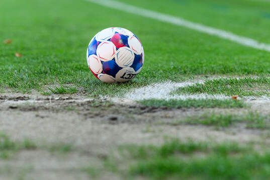 En fotboll vid hörnlinjen