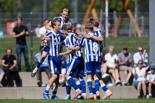 IFK Göteborgs Charlie Korutschka Larsson jublar