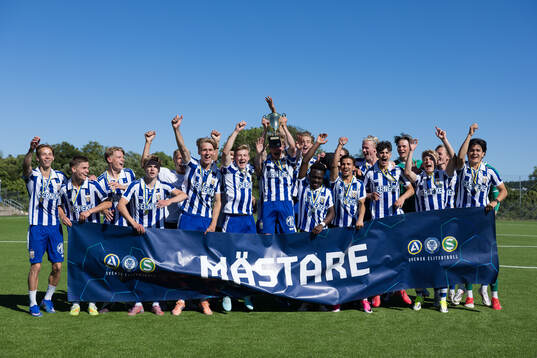 IFK Göteborgs spelare jublar med pokalen