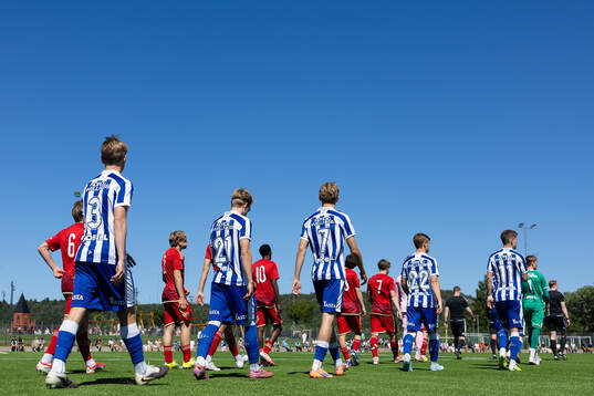Spelarna på väg in för line up