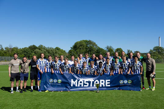 IFK Göteborgs spelare och ledare med pokalen