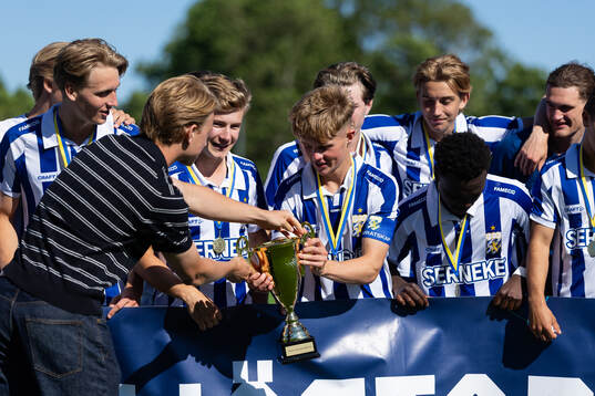IFK Göteborgs Noah Tolf delar ut pokalen till IFK