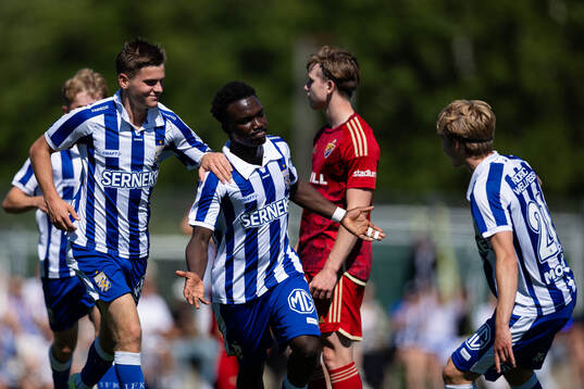 IFK Göteborgs Manasse Ange Junior Diallo jublar ihop med