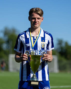 IFK Göteborgs Malte Hallingsjö med pokalen