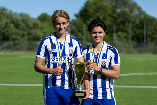 IFK Göteborgs Lias Tolf och Alexander Hovling med pokalen