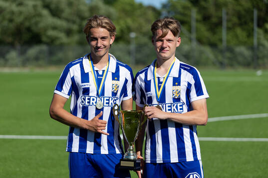 IFK Göteborgs Lias Tolf och Malte Hallingsjö med pokalen