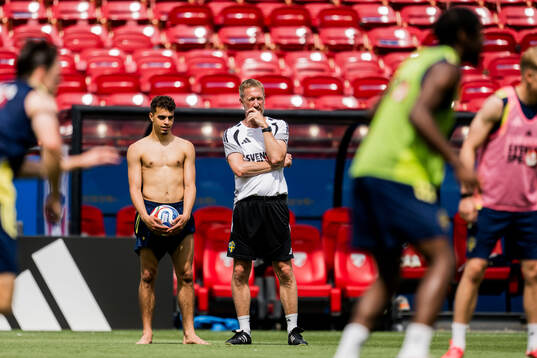 Yasin Ayari and Head coach Graham Potter of the Swedish