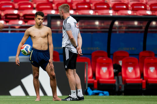 Yasin Ayari and Head coach Graham Potter of the Swedish