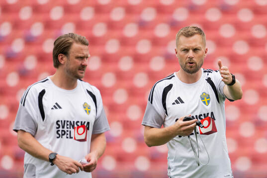 Assistant coach Björn Hamberg and assistant coach
