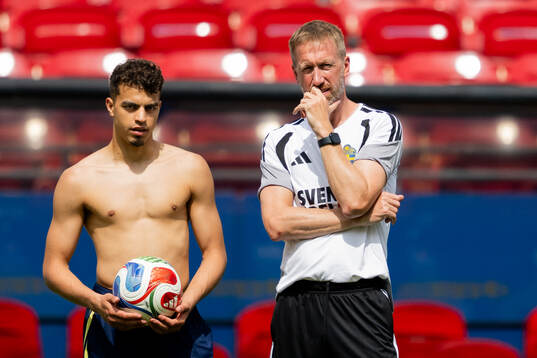 Yasin Ayari and head coach Graham Potter of the Swedish