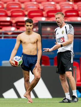 Yasin Ayari and head coach Graham Potter of the Swedish