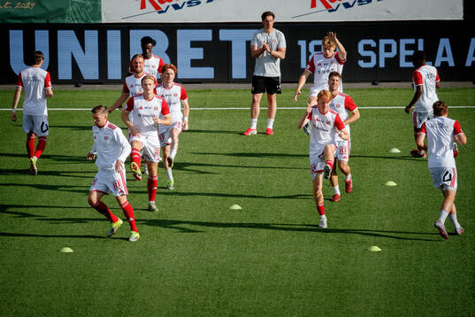 Sandvikens spelare värmer upp