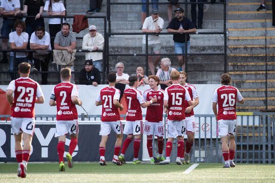 Sandvikens Alan Carleton jublar med lagkamrater