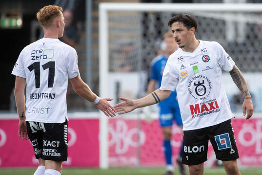 Örebros Antonio Yakoub jublar med Christopher Redenstrand