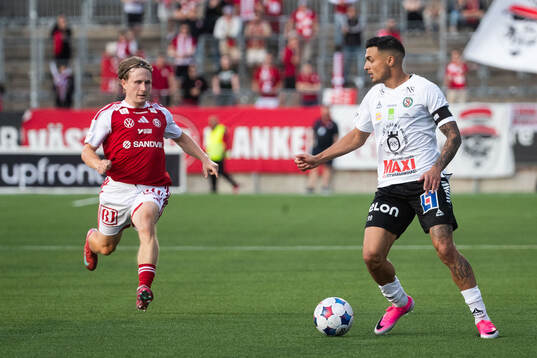 Sandvikens Victor Backman och Örebros Ahmed Yasin