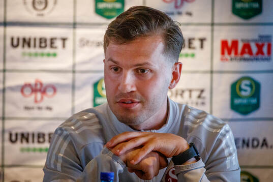 Sandvikens tränare Elias Gärdh på presskonferensen