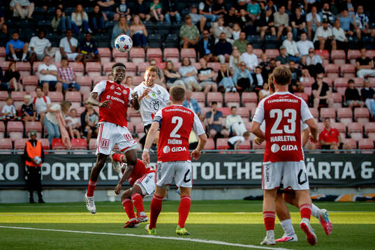 Sandvikens Valassina Solo Diomande och Örebros Giuseppe