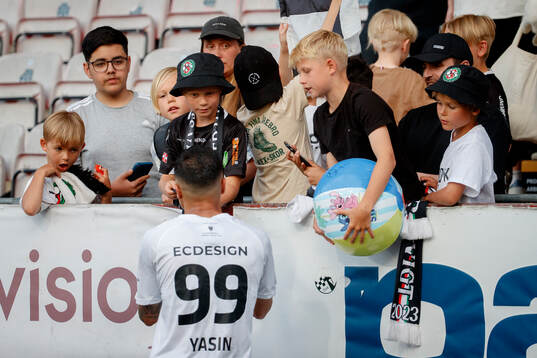 Örebros Ahmed Yasin skriver autografer