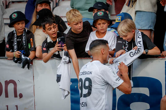 Örebros Ahmed Yasin skriver autografer