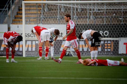 Örebros John Stenberg och Sandvikens Gustav Thörn deppar