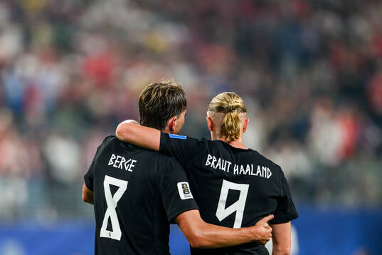 Sander Berge and Erling Braut Haaland of Norway celebrate