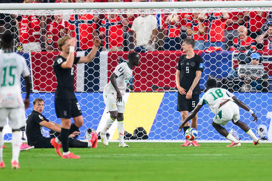 Ismaila Sarr of Senegal scores 3-2