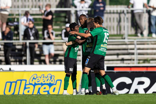 Varbergs Severin Nioule jublar med lagkamrater