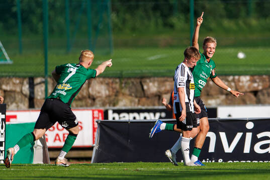 Varbergs Edvin Tellgren jublar eftet 2-1