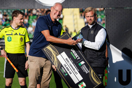 Varbergs tränare Victor Salwén tar emot pris för