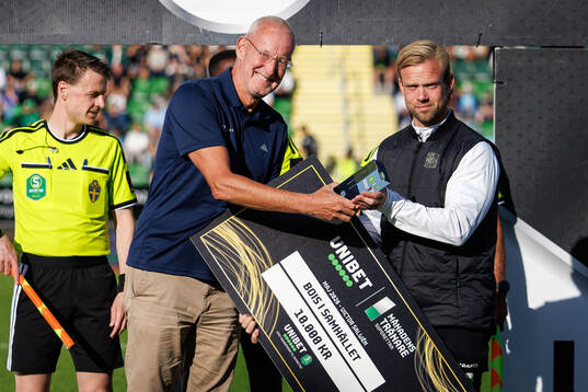 Varbergs tränare Victor Salwén tar emot pris för