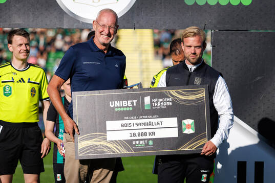 Varbergs tränare Victor Salwén tar emot pris för