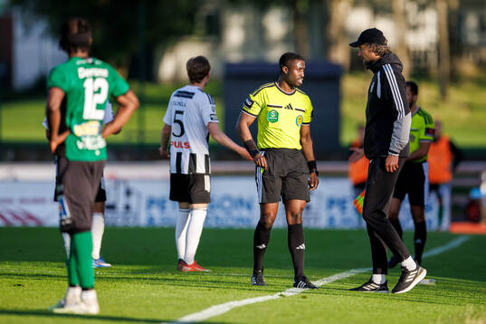 Domare Fredrik Oppong och Landskronas tränare Robin