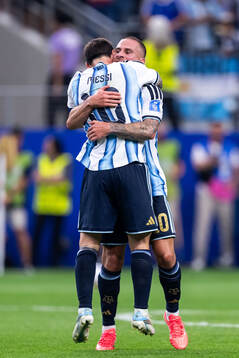 Alexis Mac Allister and Lionel Messi of Argentina celebrate