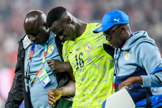 goalkeeper Edouard Mendy of Senegal in pain