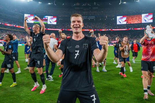 Alexander Sørloth and players of Norway celebrate