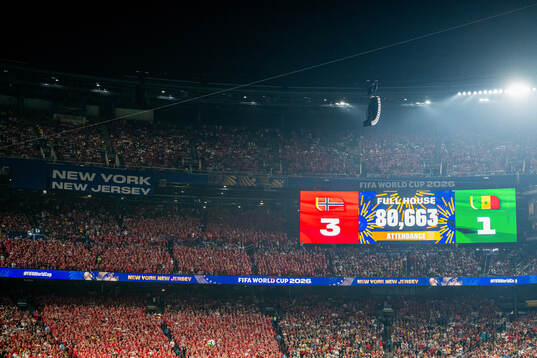 A screen shows the attendance