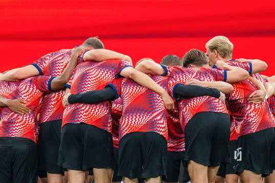 Players of Norway gather in a circle