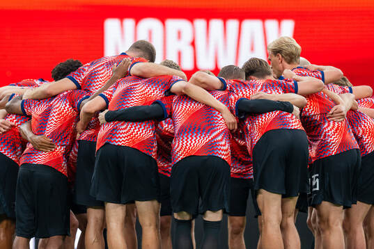 Players of Norway gather in a circle