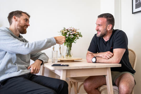 Sydsvenskans reporter Fredrik Palmqvist och Anes Mravac