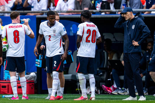 Elliot Anderson, Ezri Konsa, Noni Madueke and head coach