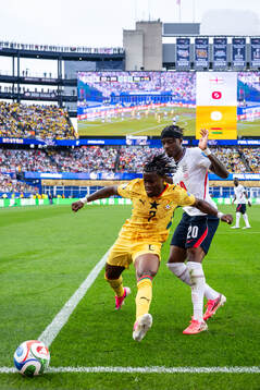 Fatawu Issahaku of Ghana and Noni Madueke of England