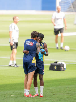 Victor Nilsson Lindelöf and Anthony Elanga of the Swedish