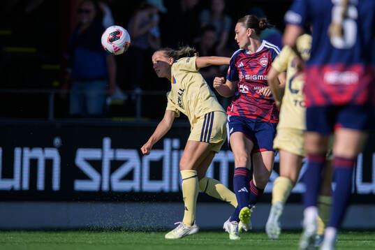 Djurgårdens Sara Eriksson och Rosengårds Alice Enehov