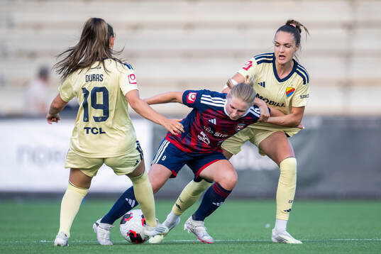 Rosengårds Hanna Andersson mot Djurgårdens Selma Larsen