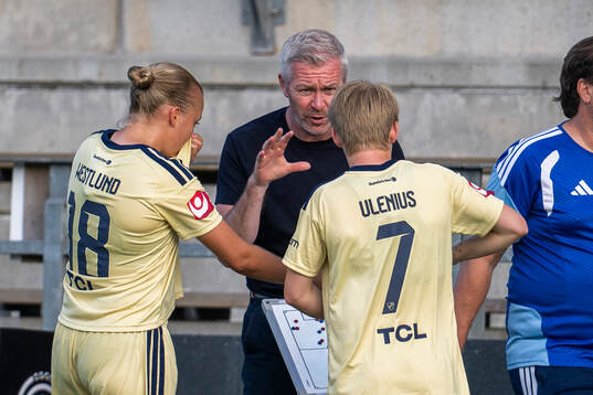 Djurgårdens tränare Willie Kirk med Olivia Ulenius och