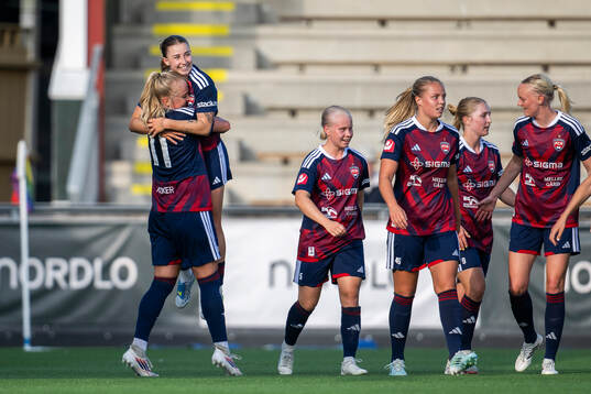 Rosengårds Molly Johansson och Anastasiya Pabiahaila jublar